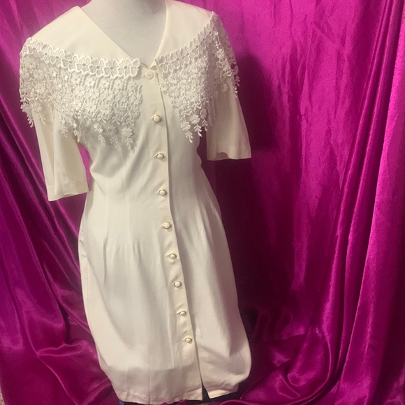 Exquisite Joseph Ribkoff cream button up dress with embroidered trim.3/4… - Picture 2 of 8